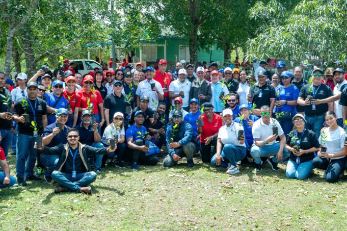 Senado de la República siembra más de 2,000 árboles en el Parque Nacional Humedales del Ozama