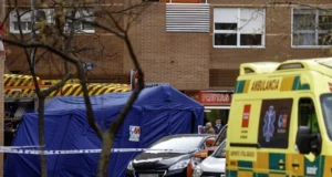 Dos bomberos muertos y uno en estado crítico tras arder un coche en un garaje en Madrid