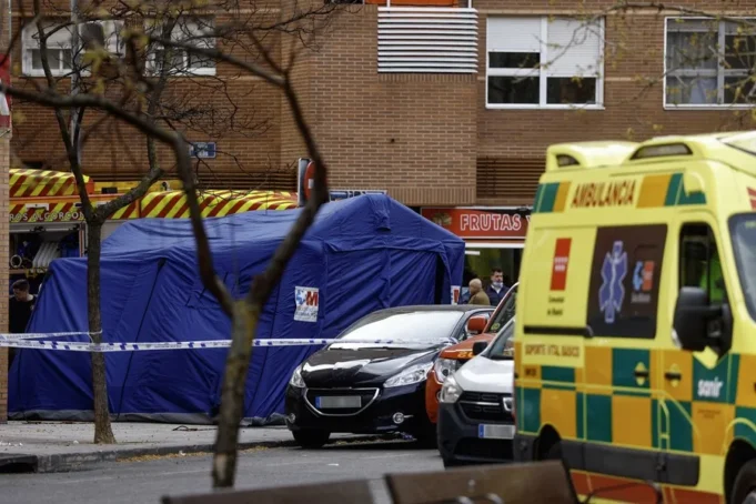 Dos bomberos muertos y uno en estado crítico tras arder un coche en un garaje en Madrid