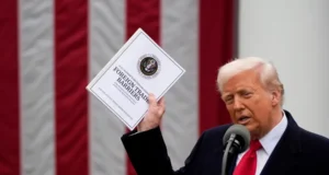 Trump impone un arancel global del 10 %, todavía mayor para Asia y la Unión Europea