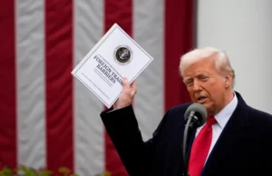 Trump impone un arancel global del 10 %, todavía mayor para Asia y la Unión Europea