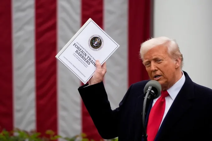 Trump impone un arancel global del 10 %, todavía mayor para Asia y la Unión Europea