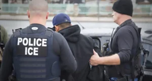 Agentes de inmigración arrestan 37 personas en allanamiento empresa de techos en Washing