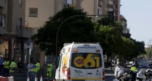 Tres muertos en el derrumbe de una nave industrial en Coria del Río (Sevilla) por el fuerte viento
