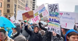 Manifestantes protestan contra los recortes de Trump y Musk en ciudades de todo EE.UU.