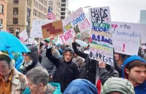 Manifestantes protestan contra los recortes de Trump y Musk en ciudades de todo EE.UU.