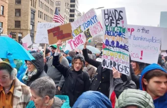 Manifestantes protestan contra los recortes de Trump y Musk en ciudades de todo EE.UU.