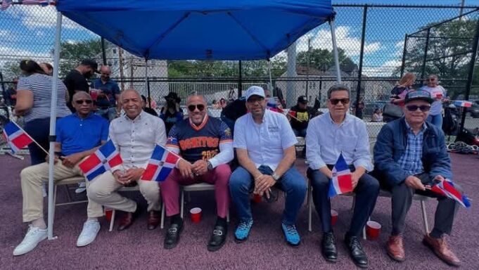 Cónsul José Santana Brinda Apoyo a la Liga de Softball Los Primos de Paterson, New Jersey