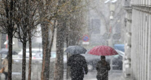 Chubascos pasajeros este lunes laboral en todo el país por una vaguada