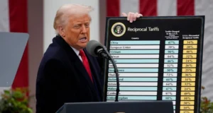 Una corte federal de EE.UU. bloquea la política arancelaria de Trump por excederse en sus poderes