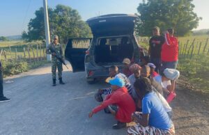 Arrestan hombre y mujer con 18 inmigrantes indocumentados en dos jeepetas en Dajabón y Valverde