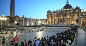 Casi 50.000 personas han desfilado ya por la capilla ardiente del papa Francisco en la basílica de San Pedro