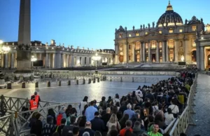 Casi 50.000 personas han desfilado ya por la capilla ardiente del papa Francisco en la basílica de San Pedro