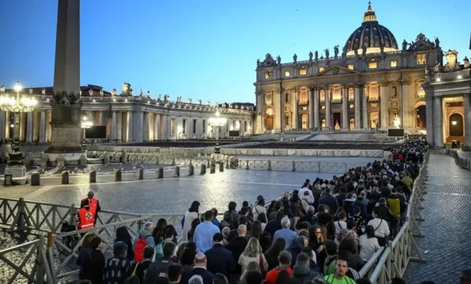 Casi 50.000 personas han desfilado ya por la capilla ardiente del papa Francisco en la basílica de San Pedro