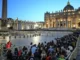 Casi 50.000 personas han desfilado ya por la capilla ardiente del papa Francisco en la basílica de San Pedro