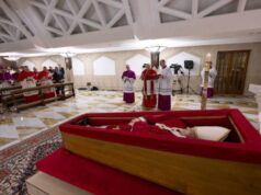 Difunden las primeras imágenes del papa Francisco en el féretro de madera en la capilla de Santa Marta