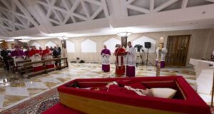 Difunden las primeras imágenes del papa Francisco en el féretro de madera en la capilla de Santa Marta