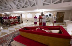 Difunden las primeras imágenes del papa Francisco en el féretro de madera en la capilla de Santa Marta