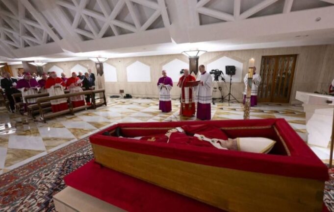 Difunden las primeras imágenes del papa Francisco en el féretro de madera en la capilla de Santa Marta