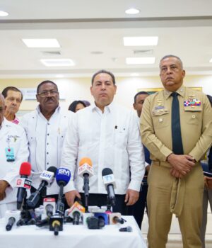 Directores SNS y DGM supervisan inicio de protocolo para verificación migratoria de extranjeros en hospitales