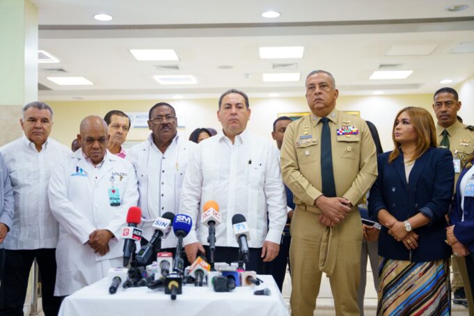 Directores SNS y DGM supervisan inicio de protocolo para verificación migratoria de extranjeros en hospitales