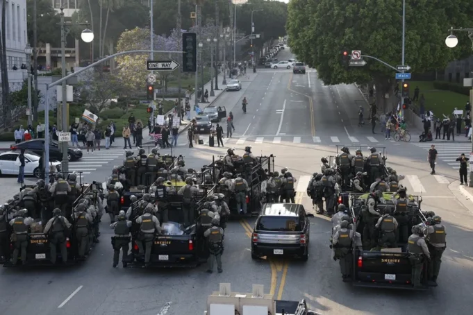 La alcaldesa de Los Ángeles declara el toque de queda ante la tensión por las redadas y protestas