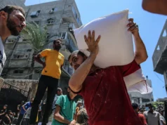 Soldados israelíes reciben la orden de disparar a gazatíes en repartos de comida, según el diario Haaretz
