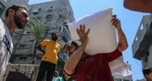 Soldados israelíes reciben la orden de disparar a gazatíes en repartos de comida, según el diario Haaretz