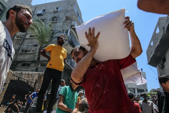 Soldados israelíes reciben la orden de disparar a gazatíes en repartos de comida, según el diario Haaretz