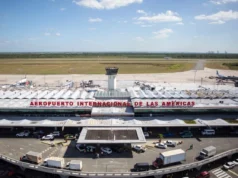 Autoridades detienen en aeropuerto a mujer vinculada a estafa piramidal