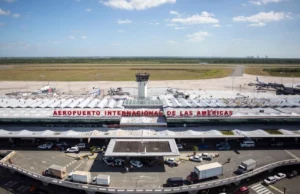 Autoridades detienen en aeropuerto a mujer vinculada a estafa piramidal