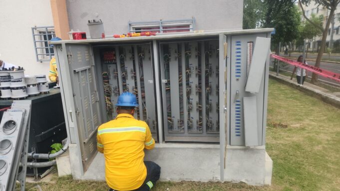 Edeeste detecta conexiones ilegales en residenciales de Ciudad Juan Bosch