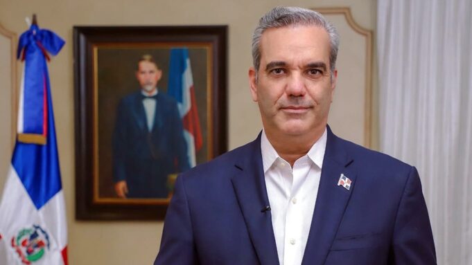 Abinader dona su sueldo completo a causas sociales: más de RD$6 millones destinados a fundaciones en todo el país