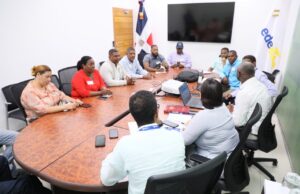 Edeeste se reúne con comunitarios de Brisas del Este para fortalecer vínculos de colaboración a favor de mejorar el servicio en la zona