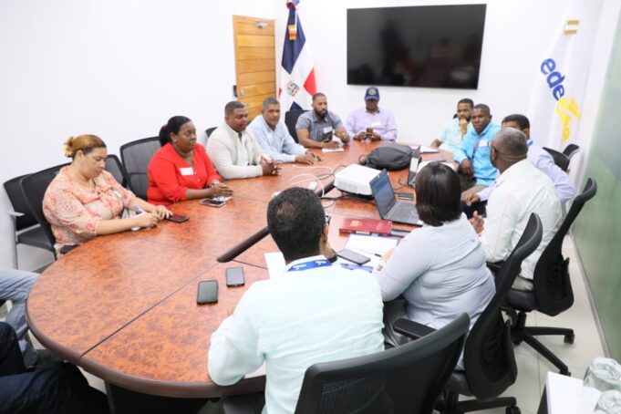 Edeeste se reúne con comunitarios de Brisas del Este para fortalecer vínculos de colaboración a favor de mejorar el servicio en la zona