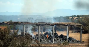 Incendio de Lleida: los Bomberos mantienen una veintena de vehículos tras controlar el fuego