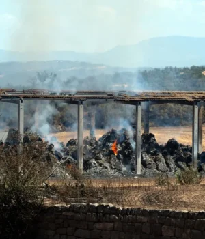 Incendio de Lleida: los Bomberos mantienen una veintena de vehículos tras controlar el fuego