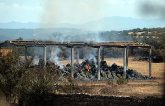 Incendio de Lleida: los Bomberos mantienen una veintena de vehículos tras controlar el fuego