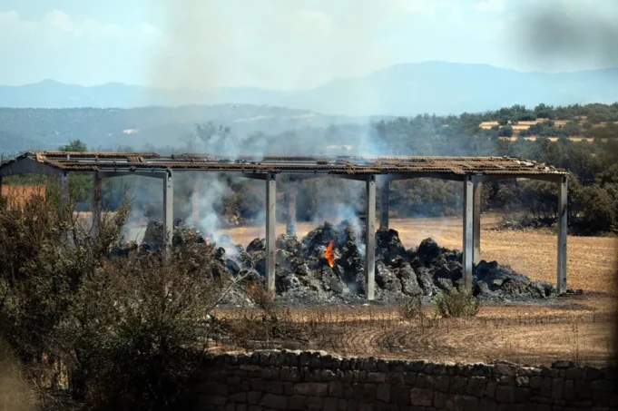 Incendio de Lleida: los Bomberos mantienen una veintena de vehículos tras controlar el fuego