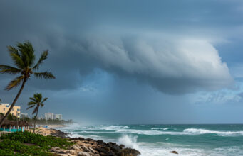 Onda tropical traerá lluvias aisladas esta tarde pese al alejamiento de la vaguada