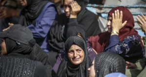 Al menos 40 muertos en Gaza tras bombardeos israelíes y una estampida en un punto de reparto de comida