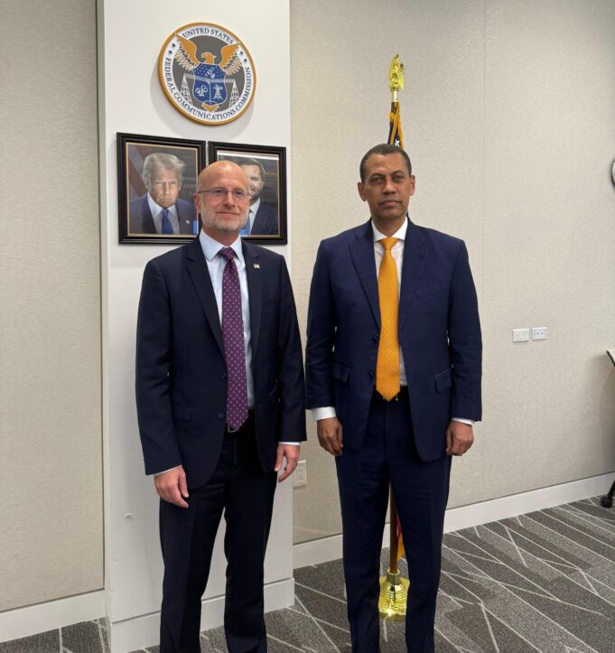 Presidente de la FCC muestra interés en cooperar con RD en tecnología y telecomunicaciones