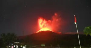 Indonesia reactiva la alerta máxima por una nueva erupción del volcán Lewotobi Laki-Laki