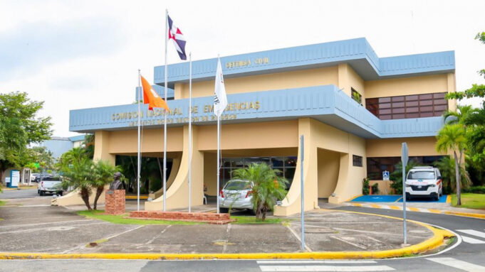 COE declara alerta verde en ocho provincias por efectos indirectos del huracán Erin