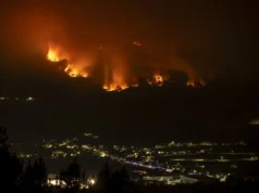 Última hora de los incendios: 21 fuegos activos, 33.750 desalojados y 33 detenidos