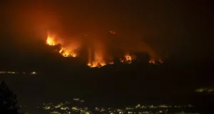 Última hora de los incendios: 21 fuegos activos, 33.750 desalojados y 33 detenidos