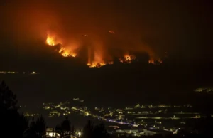 Última hora de los incendios: 21 fuegos activos, 33.750 desalojados y 33 detenidos