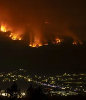 Última hora de los incendios: 21 fuegos activos, 33.750 desalojados y 33 detenidos