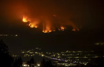 Última hora de los incendios: 21 fuegos activos, 33.750 desalojados y 33 detenidos
