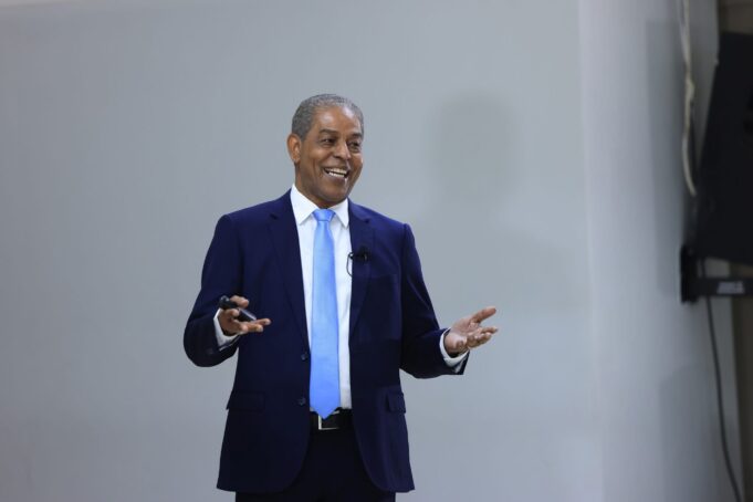 Federico Reynoso insta a luchar contra la abstención electoral y advierte sobre riesgos históricos en la democracia dominicana